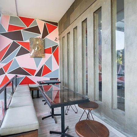 Super Oyo Flagship 91863 Metro House Hotell Surabaya Exteriör bild