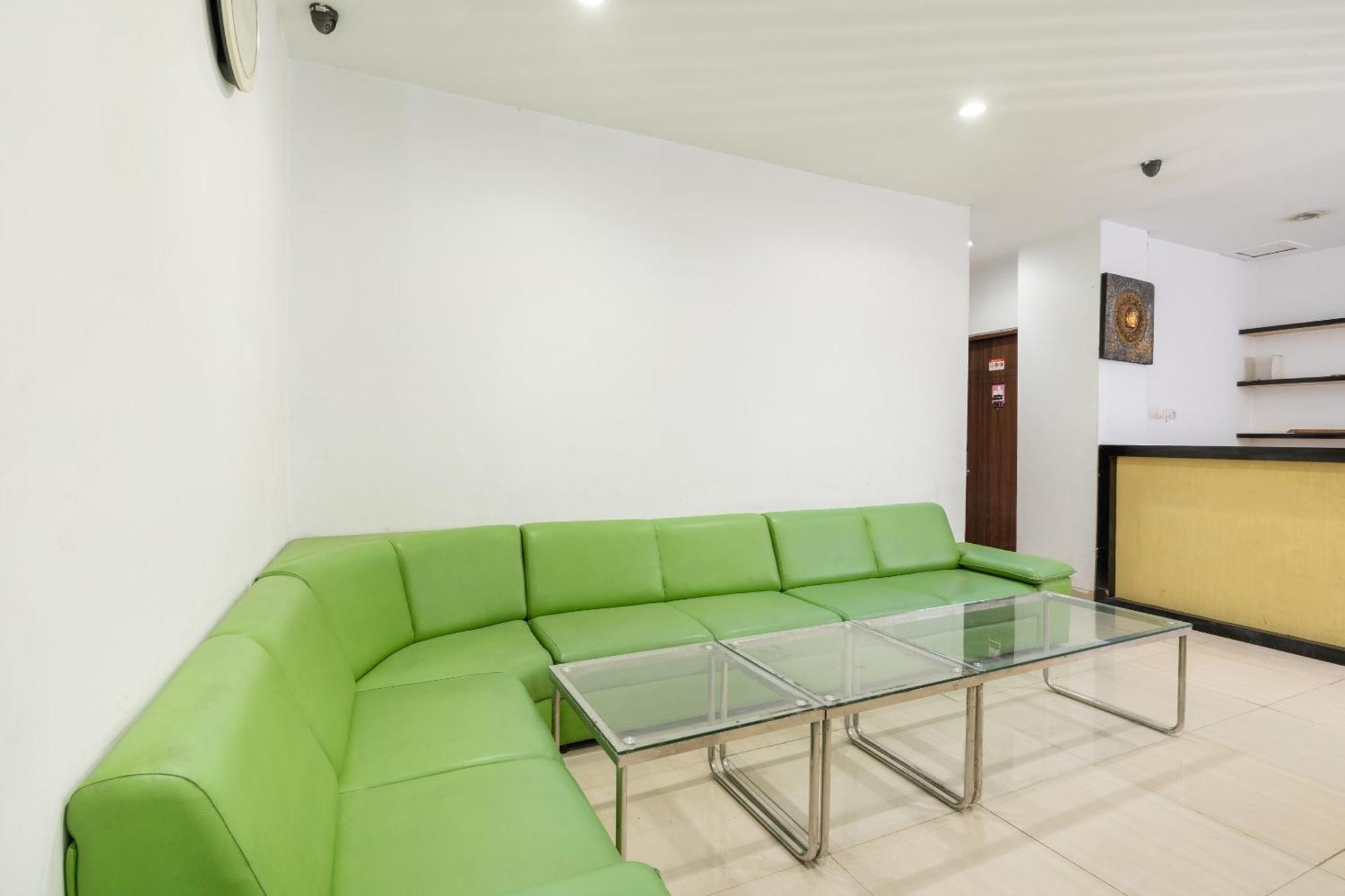 Super Oyo Flagship 91863 Metro House Hotell Surabaya Exteriör bild