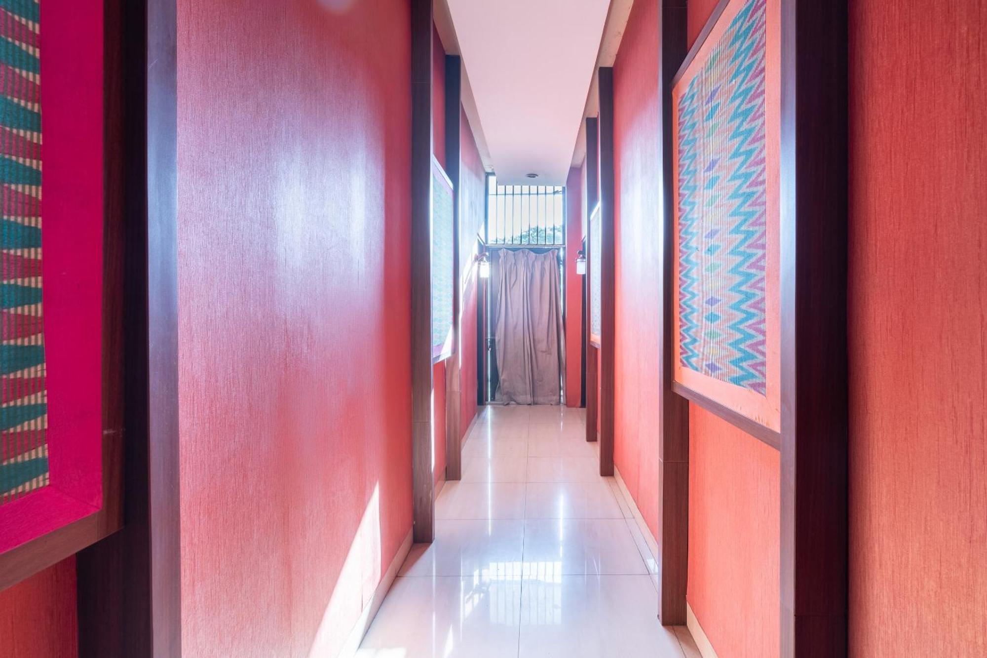 Super Oyo Flagship 91863 Metro House Hotell Surabaya Exteriör bild