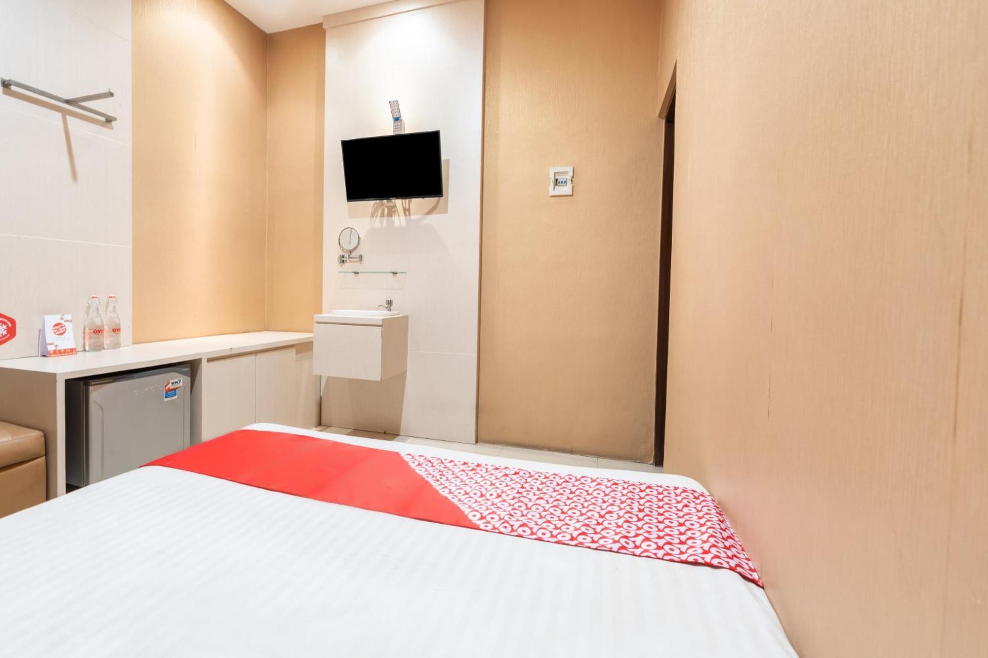 Super Oyo Flagship 91863 Metro House Hotell Surabaya Exteriör bild