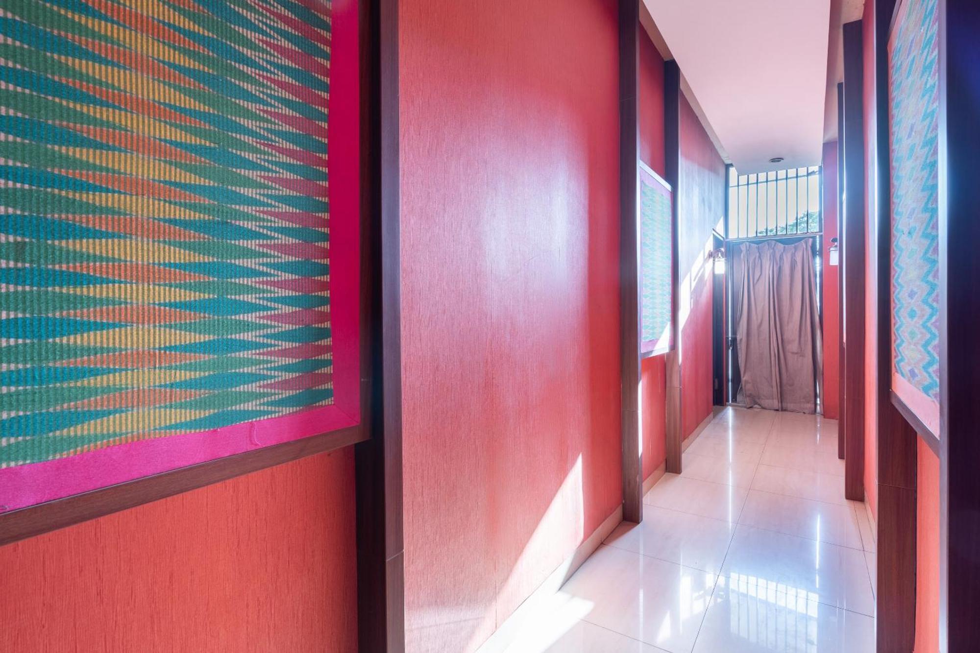 Super Oyo Flagship 91863 Metro House Hotell Surabaya Exteriör bild